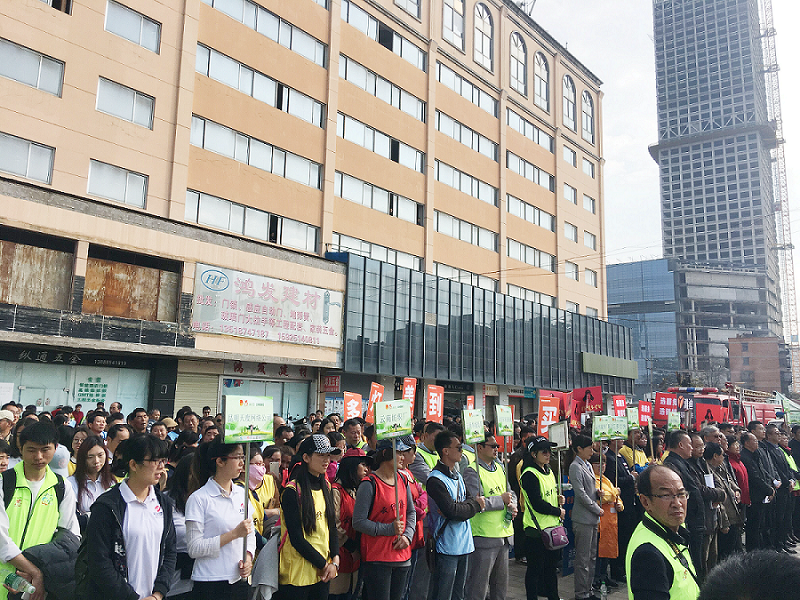 2017年3月5日，是我國第54個(gè)學(xué)雷鋒紀念日。3月份的春天萬(wàn)物復蘇，百花齊放。陽(yáng)光透過(guò)淡薄的云層照耀著(zhù)大地，它的萬(wàn)道金光愉快地普照著(zhù)萬(wàn)物。春風(fēng)拂面,是那么清柔,那么親切,就像是雷鋒的精神一直溫暖著(zhù)、鼓舞著(zhù)我們!